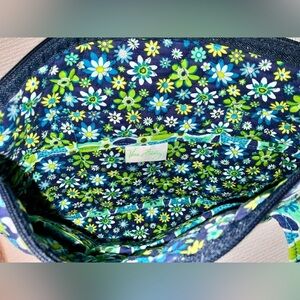 Vera Bradley Daisy Daisy tote bag - retired pattern -nice size & several pockets